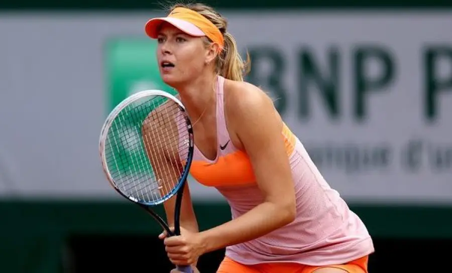 Bouchard vs Sharapova, lotta senza esclusione di colpi